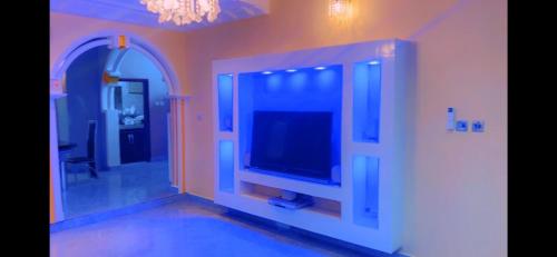 林贝The Massango Guesthouse Limbe-Victoria Cameroon的客厅设有壁挂式平面电视。