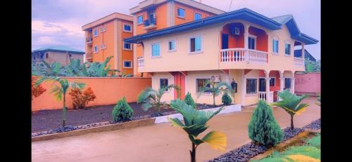 林贝The Massango Guesthouse Limbe-Victoria Cameroon的橙色和蓝色的大房子