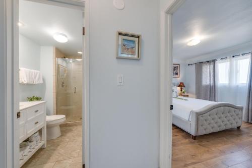 基黑Menehune Shores 403的白色的浴室设有浴缸和卫生间。