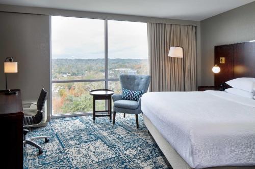 塔拉哈西塔拉哈西市区福朋喜来登酒店的酒店客房设有一张床和一个大窗户