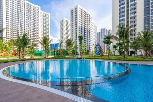 Long BìnhVinhomes Grand Park--Serviced Apartment的一座位于城市的游泳池,有高大的建筑