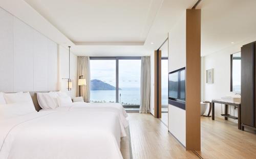 陵水海南蓝湾绿城威斯汀度假酒店（180°全海景客房）的酒店客房设有一张大床和一台电视。