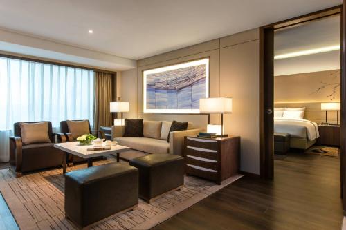 滨海新区天津泰达万豪行政公寓的酒店客房设有床和客厅。
