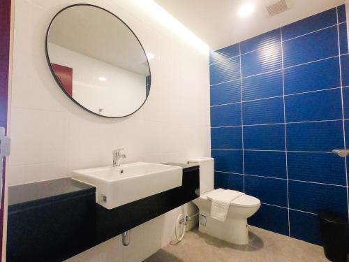 曼谷Bedtime storeys near ICON SIAM的一间带水槽、镜子和卫生间的浴室