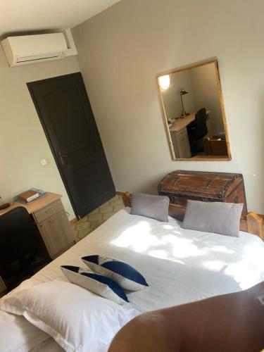 森图里Villa Marie Cap Corse sentier douaniers的一间卧室设有两张床和大镜子