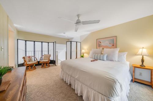 基黑Koa Resort 3J的卧室设有白色大床和窗户。
