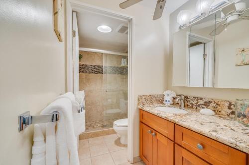 基黑Koa Resort 3J的一间带水槽、卫生间和镜子的浴室