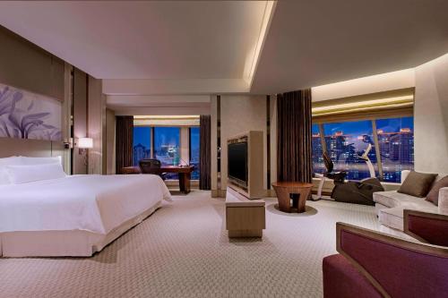 厦门厦门威斯汀酒店的一间带大床的卧室和一间客厅