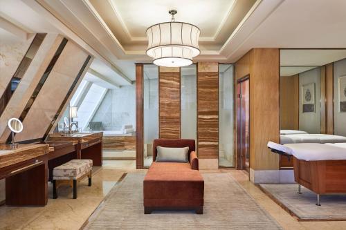 厦门厦门威斯汀酒店的浴室配有梳妆台、盥洗盆和镜子