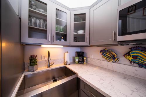 卡哈纳Kulakane 306的厨房配有白色橱柜和水槽