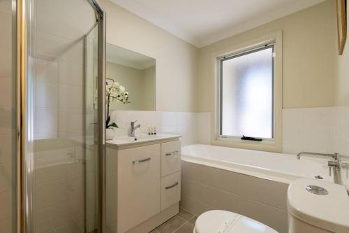 凯阿玛Peaceful Seabreeze Retreat的带浴缸、卫生间和盥洗盆的浴室