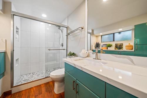 拉海纳International Colony Club 13的浴室配有卫生间、盥洗盆和淋浴。