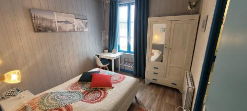 奥雷龙圣乔治Résidence Fleur des Pins - Gites & Chambres d'Hôtes的小卧室配有一张红色的床铺