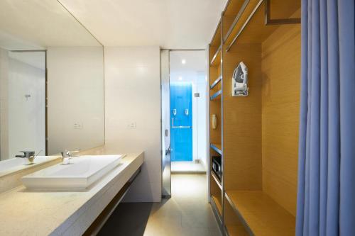 郑州郑州上街雅乐轩酒店 的一间带水槽和镜子的浴室