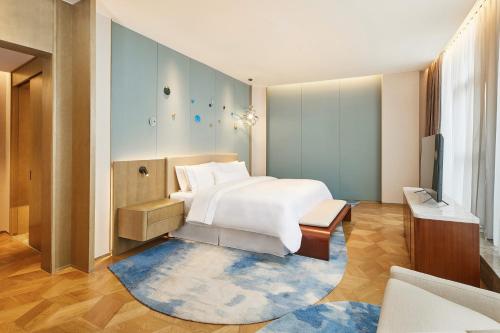 黄岛青岛西海岸威斯汀酒店的一间卧室配有一张床和一台电视