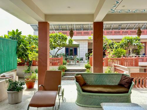 斋浦尔Suryaa Villa Jaipur - A Boutique Heritage Haveli的大楼内一个带沙发和椅子的大堂