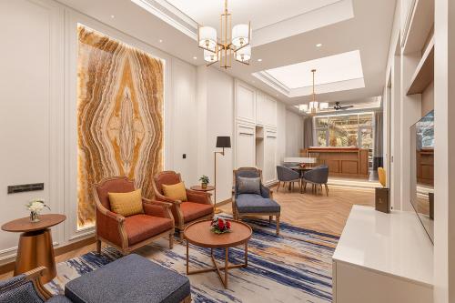 阿吉曼Ajman Hotel by Blazon Hotels的客厅配有椅子和桌子