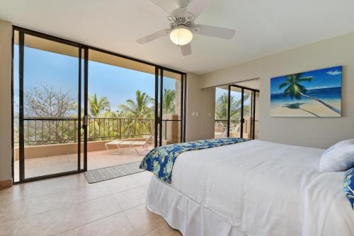卡哈纳Paki Maui 424的一间卧室设有一张床,阳台设有滑动玻璃门