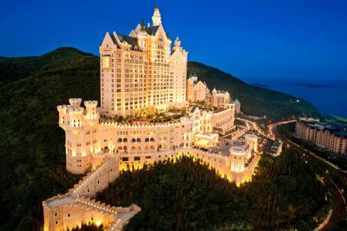 大连大连一方城堡豪华精选酒店的山顶上的一个大型建筑