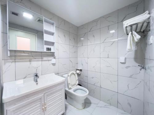 广州广州志诚领游国际公寓的白色的浴室设有卫生间和水槽。