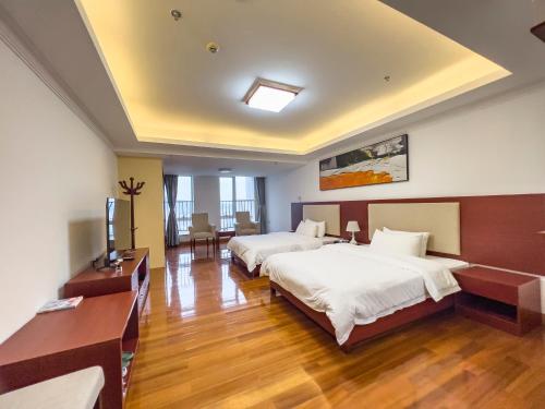 广州广州志诚领游国际公寓的酒店客房设有两张床和电视。
