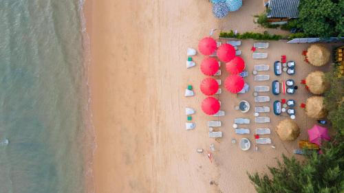 纳仲天Bayphere Hotel Pattaya的享有海滩上方的汽车和遮阳伞美景