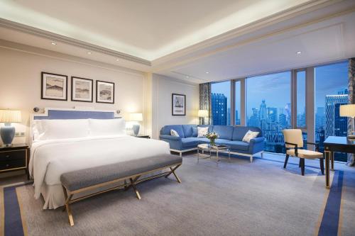 杭州杭州绿城尊蓝钱江豪华精选酒店的一间卧室设有一张大床和一个大窗户