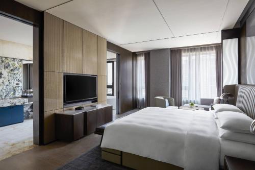 武汉武汉光谷万豪酒店的酒店客房设有一张大床和一台电视机。