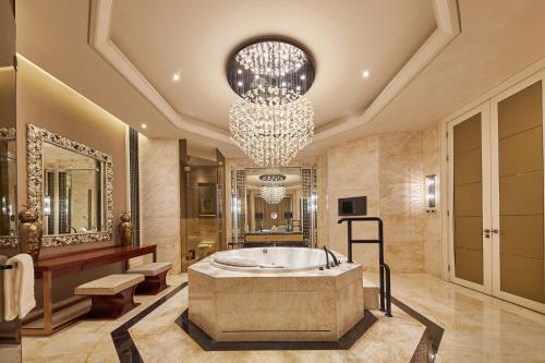 福州福州天元国际威斯汀酒店的一间带大浴缸和吊灯的浴室