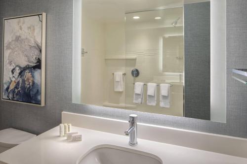 斯坦福德Residence Inn by Marriott Stamford Downtown的一间带水槽和镜子的浴室