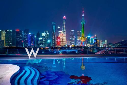 上海上海外滩W酒店的游泳池,晚上可欣赏到城市美景