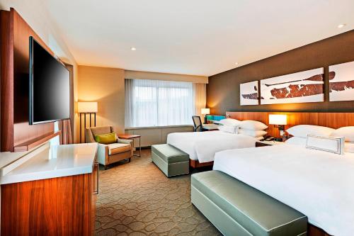 哈利法克斯公园广场华美达酒店及会议中心的酒店客房设有两张床和一台平面电视。