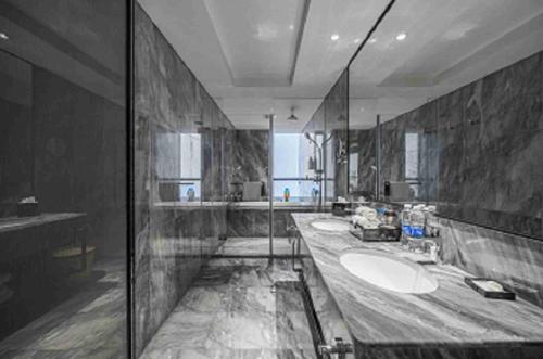南昌南昌万怡酒店的大型浴室设有水槽和浴缸。