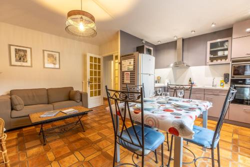 维希La bulle de Vichy Maison 4 pers tout confort的厨房以及带桌椅的起居室。