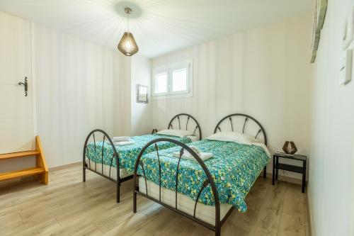 维希La bulle de Vichy Maison 4 pers tout confort的一间卧室设有两张床和窗户。