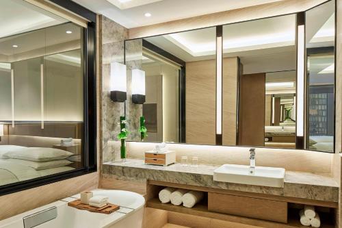 杭州杭州钱江新城万豪酒店的一间带水槽和大镜子的浴室