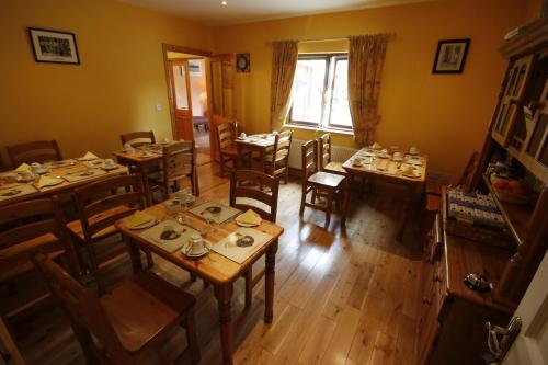奥赫里姆Macreddin Rock Bed & Breakfast的享有带桌椅的用餐室的顶部景致。