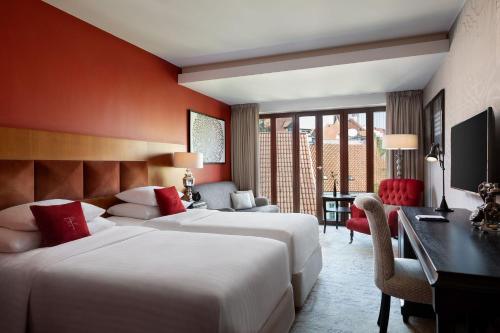 塔林特勒格拉夫傲途格精选酒店的酒店客房配有两张床和一张书桌