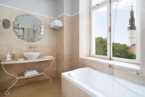 塔林特勒格拉夫傲途格精选酒店的带浴缸、水槽和镜子的浴室