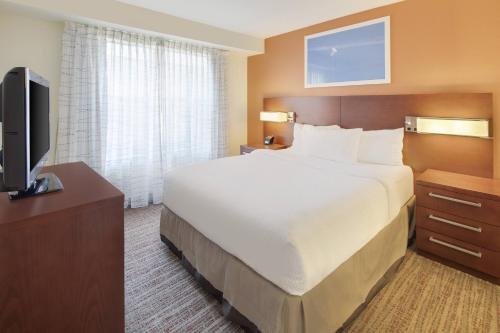 印第安纳波利斯印第安纳波利斯机场住宅酒店的配有一张床和一台平面电视的酒店客房