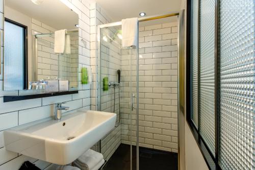 索宗卡迪纳百丽恩美酒店的白色的浴室设有水槽和镜子