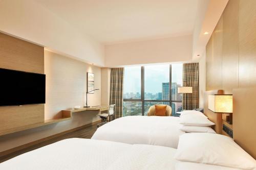 嘉兴嘉兴福朋喜来登酒店的酒店客房设有两张床和一台平面电视。