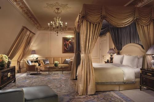 天津天津丽思卡尔顿酒店 的一间卧室配有一张大床和一个吊灯。