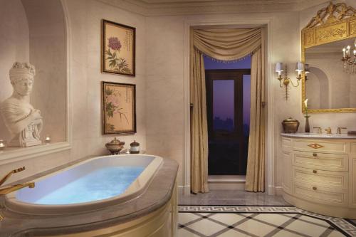 天津天津丽思卡尔顿酒店 的带浴缸和窗户的大浴室