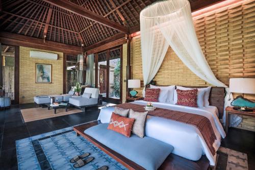 德格拉朗Sanna Ubud A Pramana Experience的一间卧室设有一张床和一间客厅。