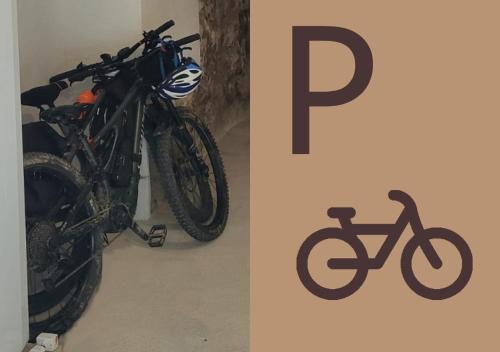 普拉德Ca la Casilda的停在信P旁边一个房间里的自行车