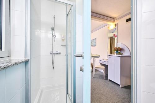 波雷奇Hotel Plavi Plava Laguna的带淋浴和盥洗盆的浴室