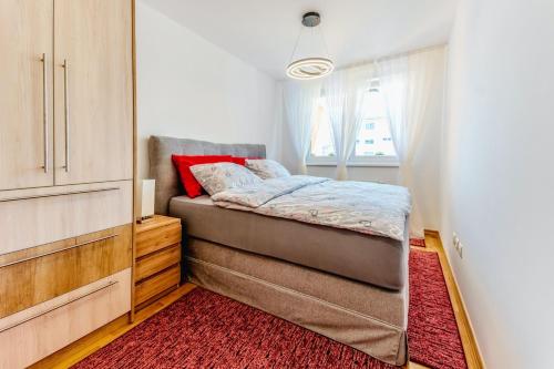 萨格勒布Apartment Saga With Terrace And Parking - Happy Rentals的一间小卧室,配有一张床和一个梳妆台
