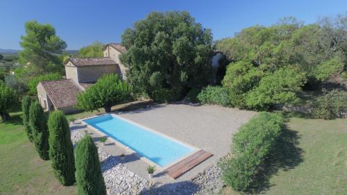 Boisset-et-GaujacGite au sein d'un Mas Provençal的花园游泳池的顶部景色
