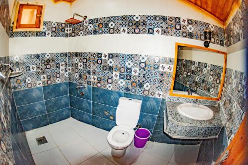 塔巴Yasmina Beach的一间带卫生间和水槽的浴室